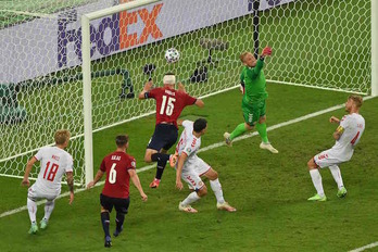 La tenacidad de Chequia ha convertido a Schmeichel en uno de los responsables del triunfo danés. (Dan Mullan/AFP)