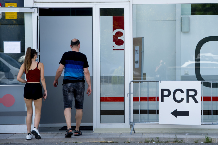 El ir y venir de jóvenes a la zona habilitada en Iruñea para realizar pruebas PCR es constante en los últimos días tras el aumento de casos registrado. (Iñigo URIZ | FOKU)