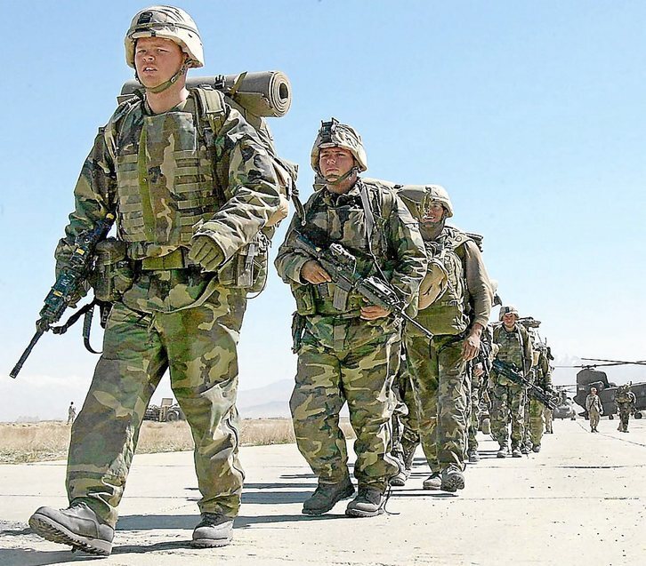 Soldados estadounidenses llegando a la base de Bagram, en 2002.Ya no queda ninguno. (Roslan RAHMAN/AFP)