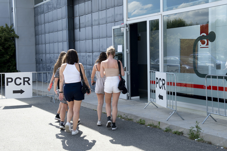 Unas jóvenes acuden a realizarse la PCR en Aranguren. (Iñigo URIZ/FOKU)