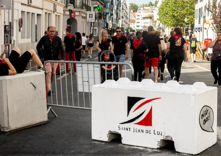 Durante las fiestas de Donibane Lohizune la gente se suele vestir de negro y rojo. (NAIZ)