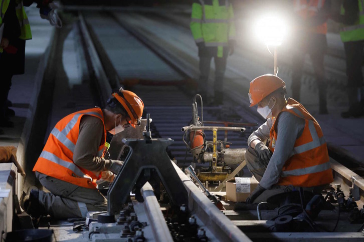 Dos operarios de Alstom, multinacional francesa afectada por la decisión del fondo noruego. (Ludovic MARIN/AFP)