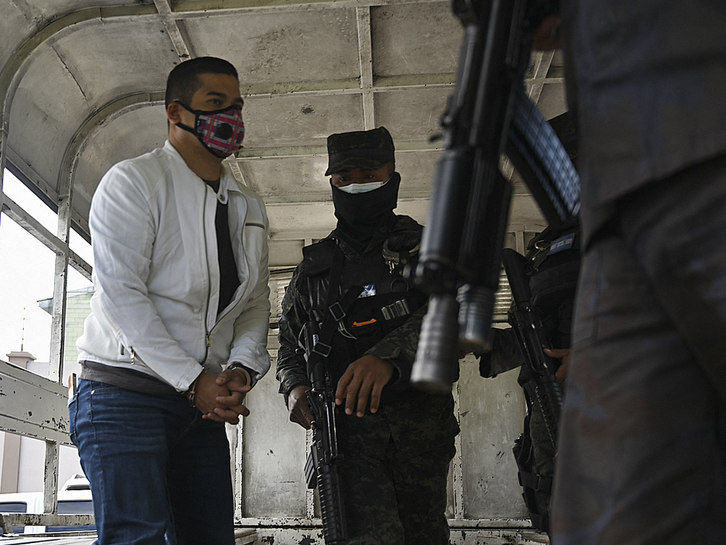 Roberto David Castillo, conducido por la Policía a escuchar la sentencia por el caso de Berta Cáceres. (Orlando SIERRA/AFP)