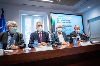 El ministro español de Interior, Fernando Grande-Marlaska, junto a los impulsores y autores del libro. (Iñaki BERASALUCE/EUROPA PRESS)