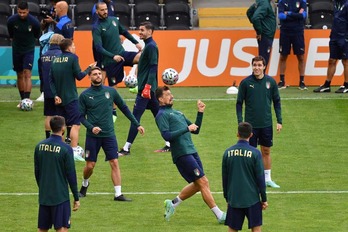 Última sesión de entrenamiento de los jugadores italianos. (Justin TALLIS / AFP)