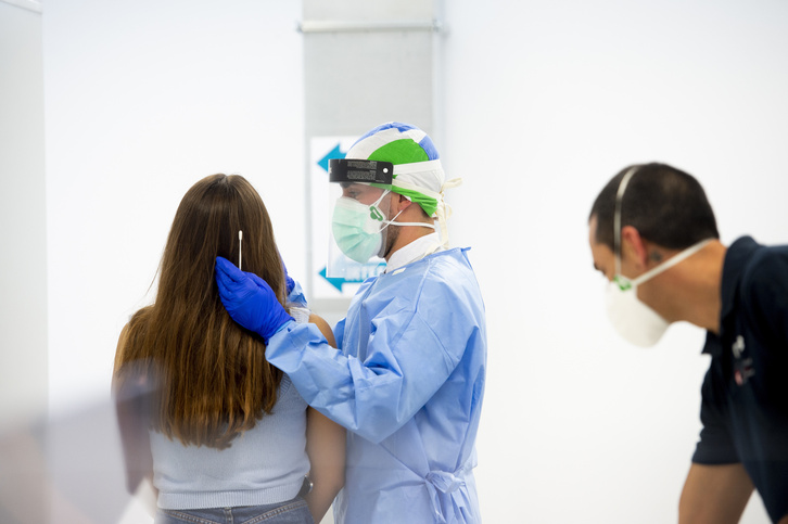 Una joven se realiza una prueba PCR en el Forem. (Iñigo URIZ / FOKU)