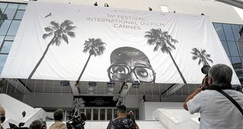La imagen de Spike Lee, presidente del jurado este año en Cannes, ya luce en el Palais des Festivals. (NAIZ)