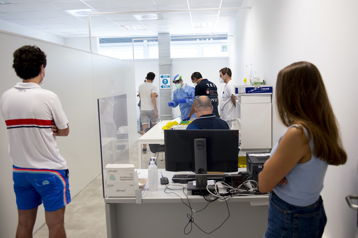 Jóvenes esperando para someterse a una PCR en Aranguren. (Iñigo URIZ/FOKU)