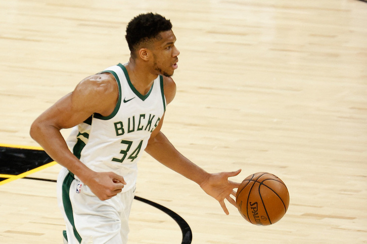 Giannis Antetokounmpo, Phoenix Suns taldearen aurkako partidan. (Christian PETERSEN / AFP)