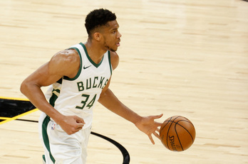 Giannis Antetokounmpo, Phoenix Suns taldearen aurkako partidan. (Christian PETERSEN / AFP)