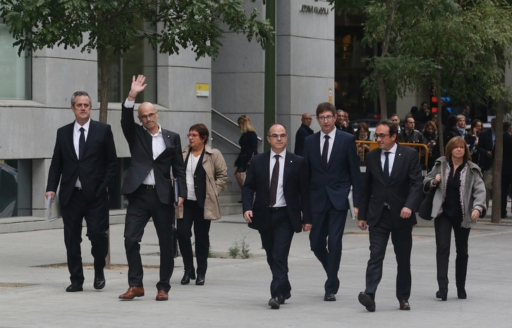 Miembros del Govern, como Jordi Turull , Josep Rull,  Meritxell Borràs, Raül Romeva, Carles Mundó, Dolors Bassa y Joaquim Forn, camino a declarar en el Tribunal Supremo, en febrero de 2017. (J. DANAE)