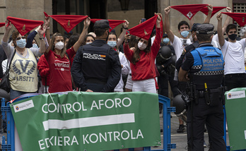 Policías controlan el aforo en la plaza del Ayuntamiento. (Jagoba MANTEROLA/FOKU)