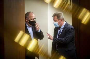 El portavoz de Lakua Bingen Zupiria charla con el parlamentario Joseba Egibar. (Jaizki FONTANEDA/FOKU)