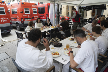 Almorzando «vigilados» por furgones de la Policía Foral. (Jagoba MANTEROLA/FOKU)