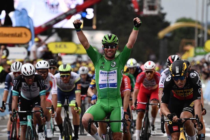 Mark Cavendish se ha impuesto a Wout van Aert y Jasper Philipsen en la meta de Valence. (Philippe LOPEZ/AFP)