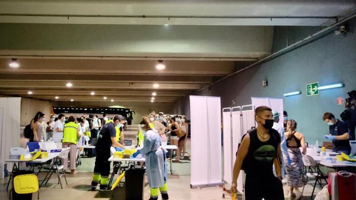 Jóvenes procedentes de Salou se someten a test diagnóstico en la estación de autobuses de Iruñea. (GOBIERNO DE NAFARROA)