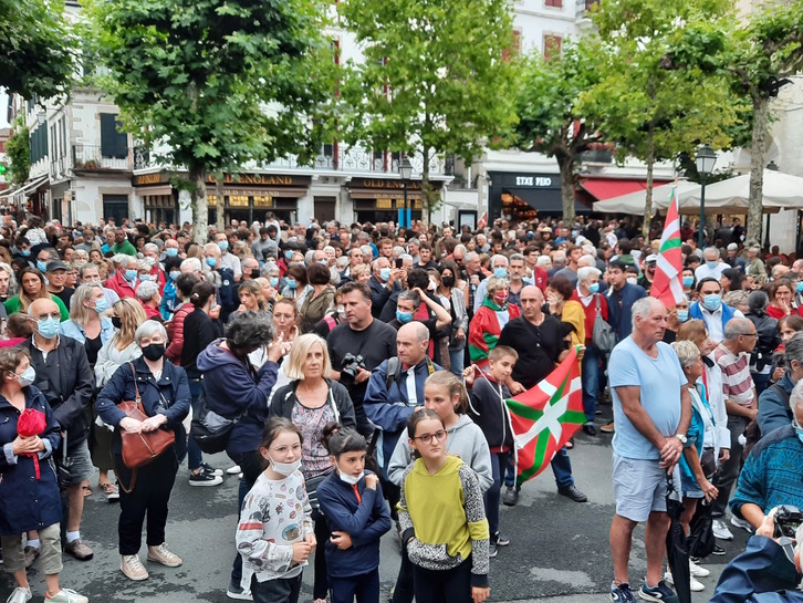 Elkarretaratze jendetsua egin dute Donibane Lohizunen. (NAIZ)