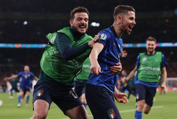 Jorginho, que ha anotado el penalti decisivo, celebra con sus compañeros el pase italiano a la final. (Carl RECINE/AFP) 