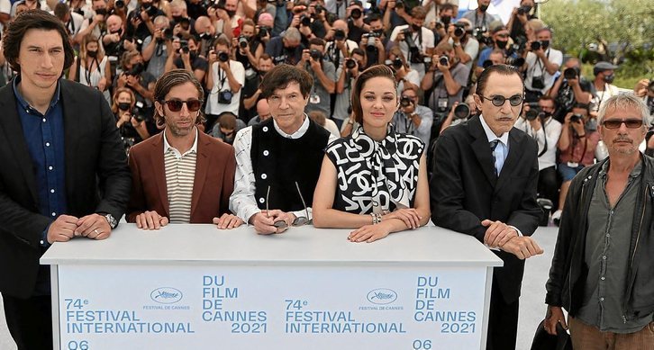 De izquierda a derecha, el equipo de «Annette»: Adam Driver, Simon Helberg, Russell Mael (The Sparks), Marion Cotillard, Roal Mael y Leo Carax.    (Valery HACHE/AFP)