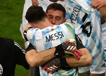 Abrazo entre Messi y el guardameta Emiliano Martínez, el verdadero protagonista tras detener tres disparos en la tanda de penaltis. (Evaristo SA / AFP)