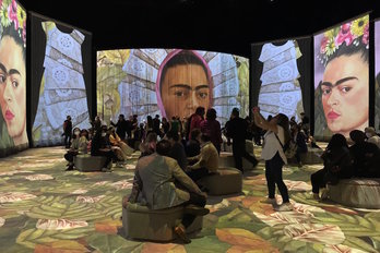 Visitantes en la inauguración de la exposición inmersiva de Frida Khalo. (Frontón México via twitter)