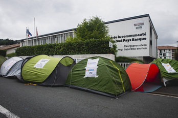 Alda mugimenduak Urruñako Euskal Elkargoaren aitzinean egin duen ekintza. (GUILLAUME FAUVEAU)