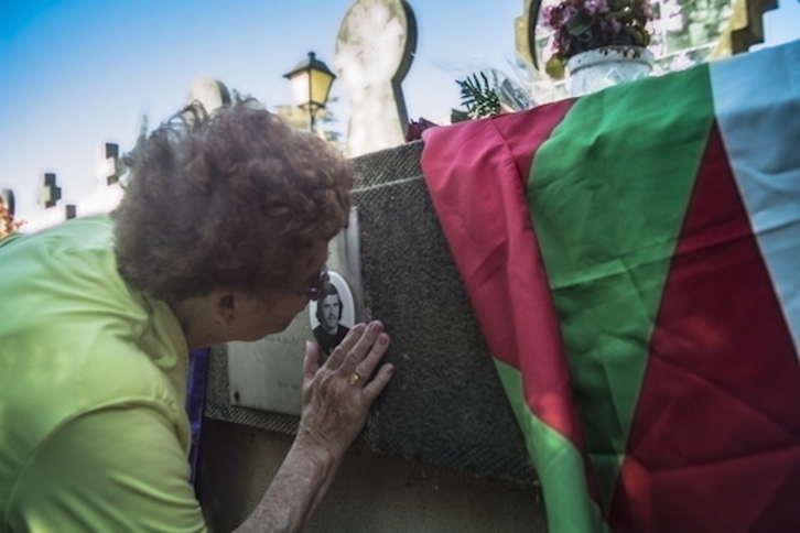 Homenaje en Zarautz a Txiki, uno de los fusilados aquel 27 de setiembre de 1975. (Jon URBE-FOKU)