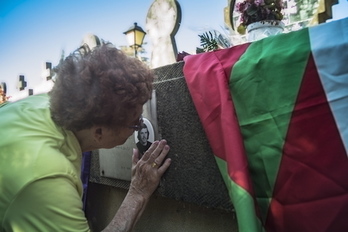 Homenaje en Zarautz a Txiki, uno de los fusilados aquel 27 de setiembre de 1975. (Jon URBE-FOKU)