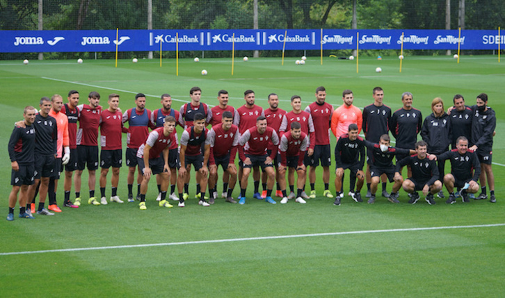 Gaizka Garitano y su cuerpo técnico junto a los 18 futbolistas que han empezado a entrenar hoy en Atxabalpe. (Gotzon Aranburu/Foku)