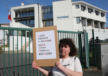 Una manifestante recuerda que todos podemos ser refugiados en un acto de protesta ante la comisaría de Hendaia, anexa al centro de retención para migrantes. (Bob EDME)