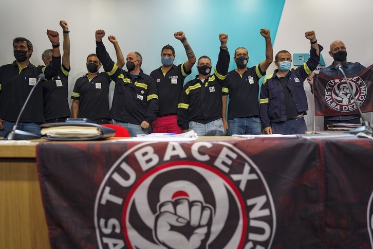 Trabajadores de Tubacex, puño en alto, han celebrado la nulidad del ERE. (Aritz LOIOLA/FOKU)