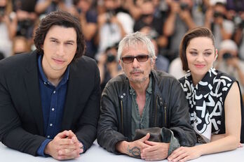 El director Leos Carax (centro) posa junto a los actores Adam Driver y Marion Cotillard. (Valery HACHE/AFP)