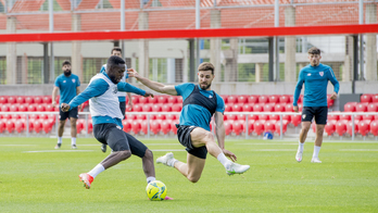 Yuri entrenando en solitario al final de la temporada pasada. (@AthleticClub)