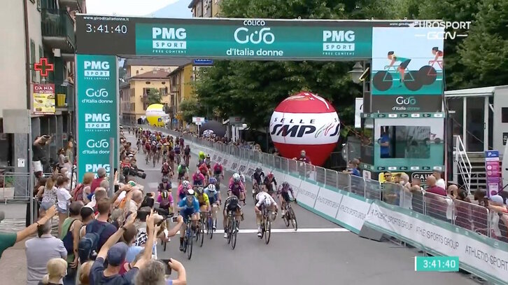 Emma Norsgaard ha superado en el sprint a Coryn Rivera y Marianne Vos. (DSM)