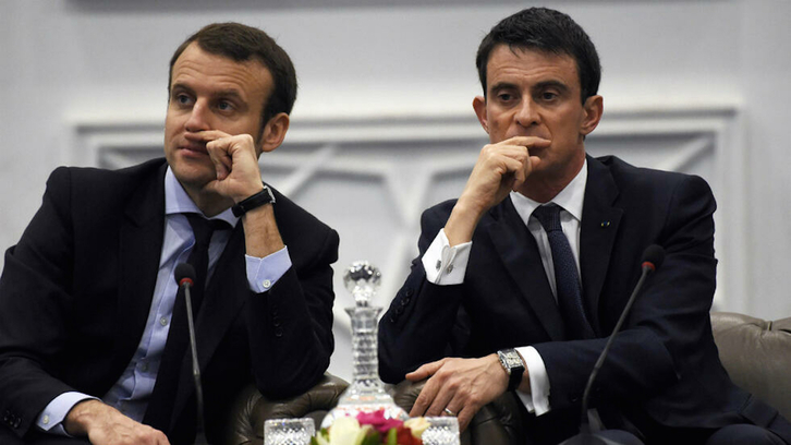 Macron y Valls, durante un desplazamiento a Argelia meses antes de la elección presidencial de 2017. (AFP)