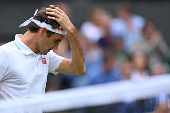 Roger Federer se lamenta de una oportunidad en su encuentro de Wimbledon ante Hurkacz. (Glyn KIRK/AFP)