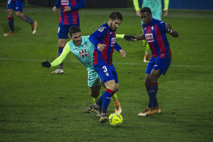 Bigas se lleva el balón en una acción del partido que enfrentó a Eibar y Granada en Ipurua la pasada temporada. (Aritz LOIOLA/FOKU)