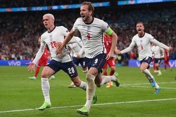 Inglaterra celebra el tanto del empate. (Laurence GRIFFITHS / AFP)