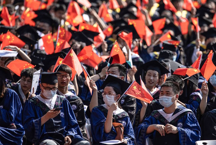 El estudio se ha realizado en Wuhan, epicentro inicial de la pandemia y que ya realiza actos masivos como esta graduación para 11.000 estudiantes. (STR | AFP)