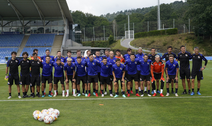 Jugadores y técnicos de la Real posan antes de comenzar el primer entrenamiento de la pretemporada. (Gorka RUBIO/FOKU)
