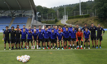 Jugadores y técnicos de la Real posan antes de comenzar el primer entrenamiento de la pretemporada. (Gorka RUBIO/FOKU)
