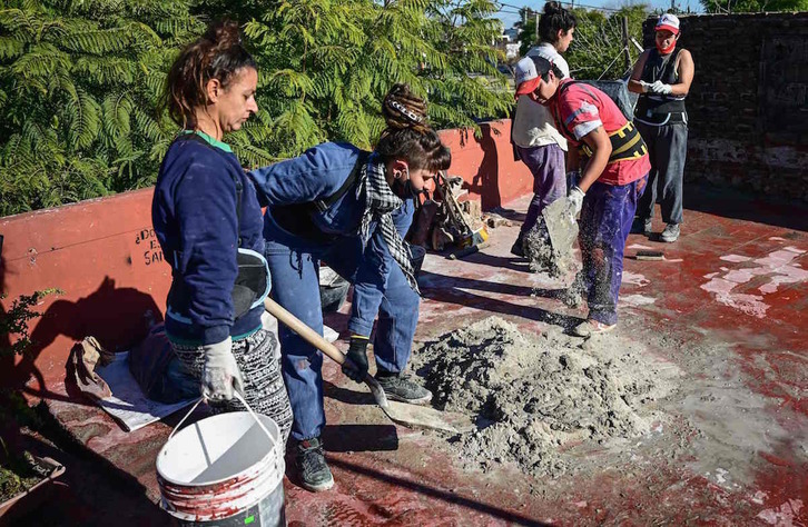 Una cuadrilla de mujeres trabaja en un edificio en Valentín Alsina, municipio en el extrarradio de Buenos Aires. (RONALDO SCHEMIDT / AFP) 