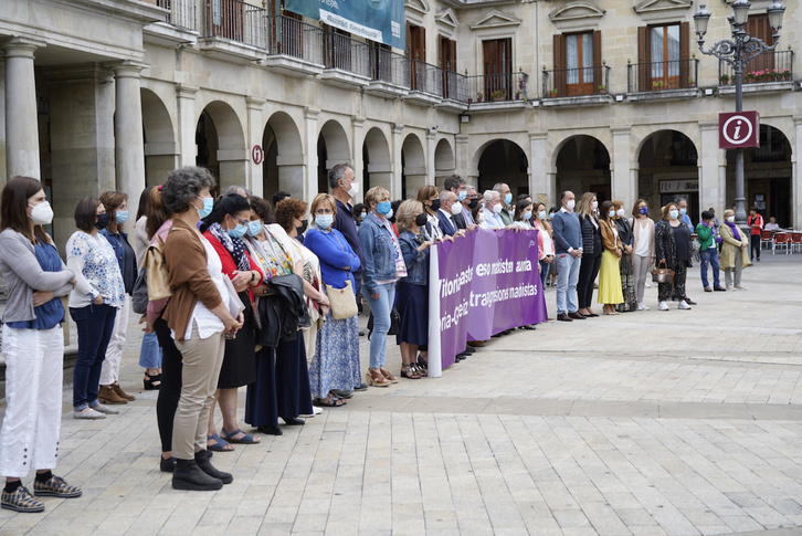 Imagen de la concentración que ha tenido lugar este mediodía en Gasteiz. (Raúl BOGAJO/FOKU)