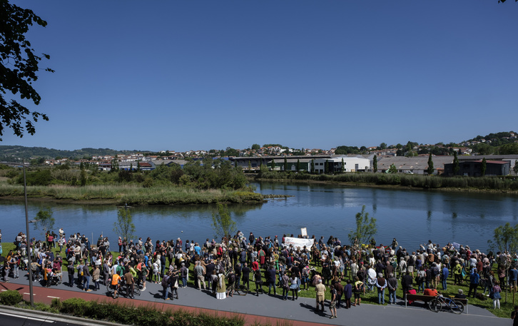 Concentración a orillas del Bidasoa para rechazar la muerte de un migrante. (Jon URBE/FOKU)