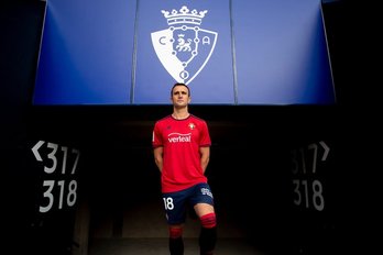 Kike García posa en El Sadar con la camiseta rojilla. (@CAOSASUNA)