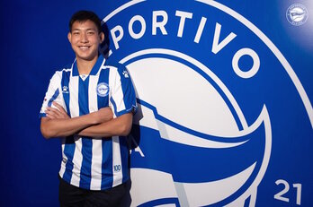 Taichi Hara, Alavesen elastikoa jantzita gaurko aurkezpen ekitaldian (ALAVES)