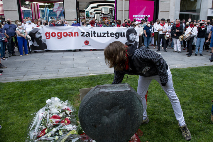 Depositando flores ante la estela durante el acto de homenaje a Germán Rodríguez en Iruñea. (Iñigo URIZ/FOKU)