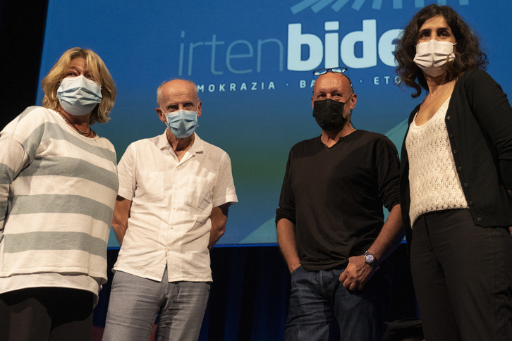 Arantza Zulueta, Martxelo Otamendi, Alfonso Zenon, y Laura Pego en la charla sobre el juicio 13/13. (Monika DEL VALLE/FOKU)