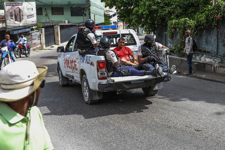 Dos de los arrestados son trasladados en un coche policial en Puerto Príncipe. (Valerie BAERISWYL/AFP)