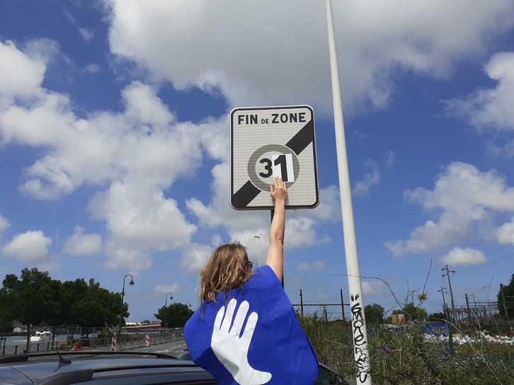 Azkeneko asteotan hainbat herritan abiadura seinaleak aldarazi dituzte bakegileek. (@Artisans_Paix)